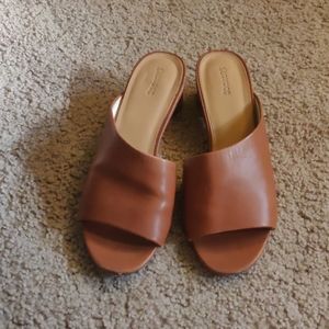 Leather sandals with small heal